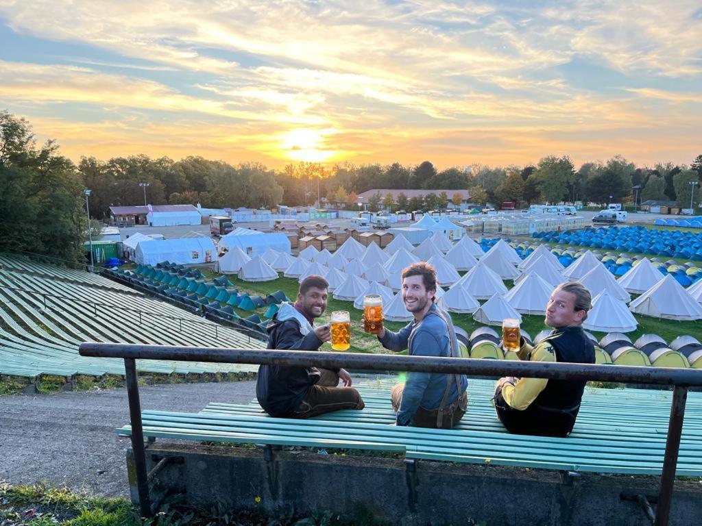 Отель Festanation Oktoberfest Camp #2 Мюнхен Экстерьер фото